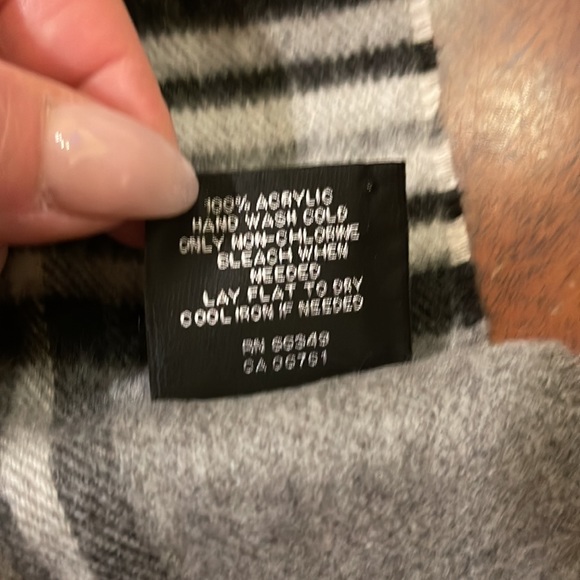 Lord & Taylor nwot gray stripe fringed scarf - Picture 5 of 5